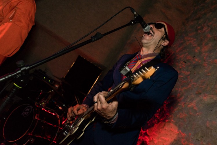 Fotos de Folk: Concierto de los Toreros Muertos en Sa Cova de S´Embat 2020, con Pablo Carbonell. - Luis Sergio Carrera, fotógrafo freelance Mallorca