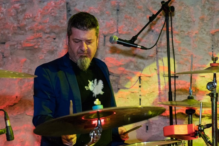 Fotos de Folk: Concierto de los Toreros Muertos en Sa Cova de S´Embat 2020, con Pablo Carbonell. - Luis Sergio Carrera, fotógrafo freelance Mallorca
