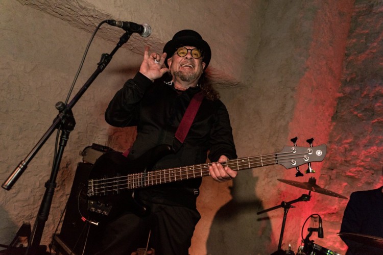 Fotos de Folk: Concierto de los Toreros Muertos en Sa Cova de S´Embat 2020, con Pablo Carbonell. - Luis Sergio Carrera, fotógrafo freelance Mallorca