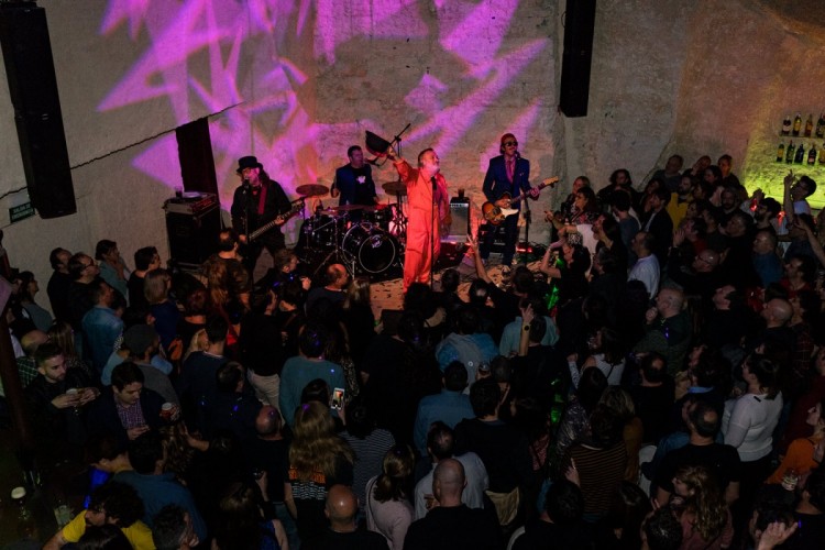 Fotos de Folk: Concierto de los Toreros Muertos en Sa Cova de S´Embat 2020, con Pablo Carbonell. - Luis Sergio Carrera, fotógrafo freelance Mallorca